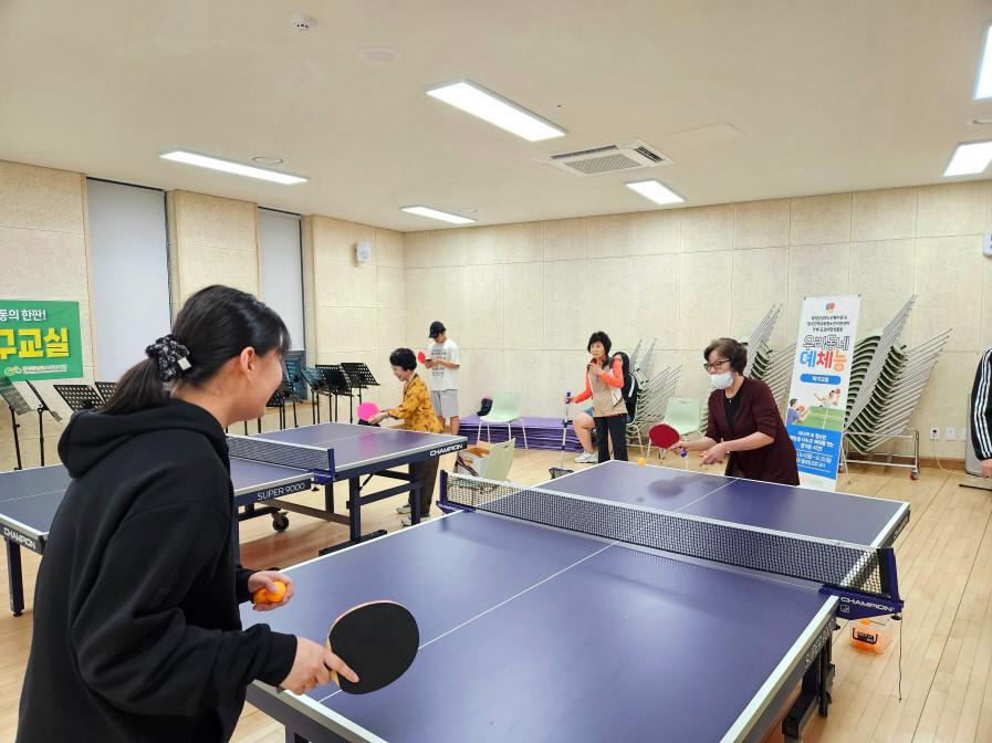 세대 공감 탁구 교실 프로그램 첫날인 지난 5일 참여 학생들과 어르신들이 1대1로 매칭돼 탁구 기본기를 배우고 있다. / 대구 달성군학교밖청소년지원센터 제공