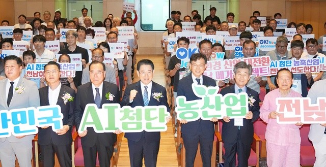 김영록 전라남도지사가 12일 강진아트홀에서 열린 ‘2025 전남 선도농업인 연합회 워크숍’에 참석, 선도농업인들과 퍼포먼스를 하고 있다.