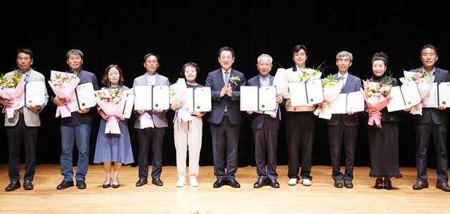 김영록 전라남도지사가 12일 강진아트홀에서 열린 ‘2025 전남 선도농업인 연합회 워크숍’에 참석, 전남 농업 발전에 기여한 우수 선도농업인에게 표창장을 수여한 뒤 기념촬영을 하고 있다.