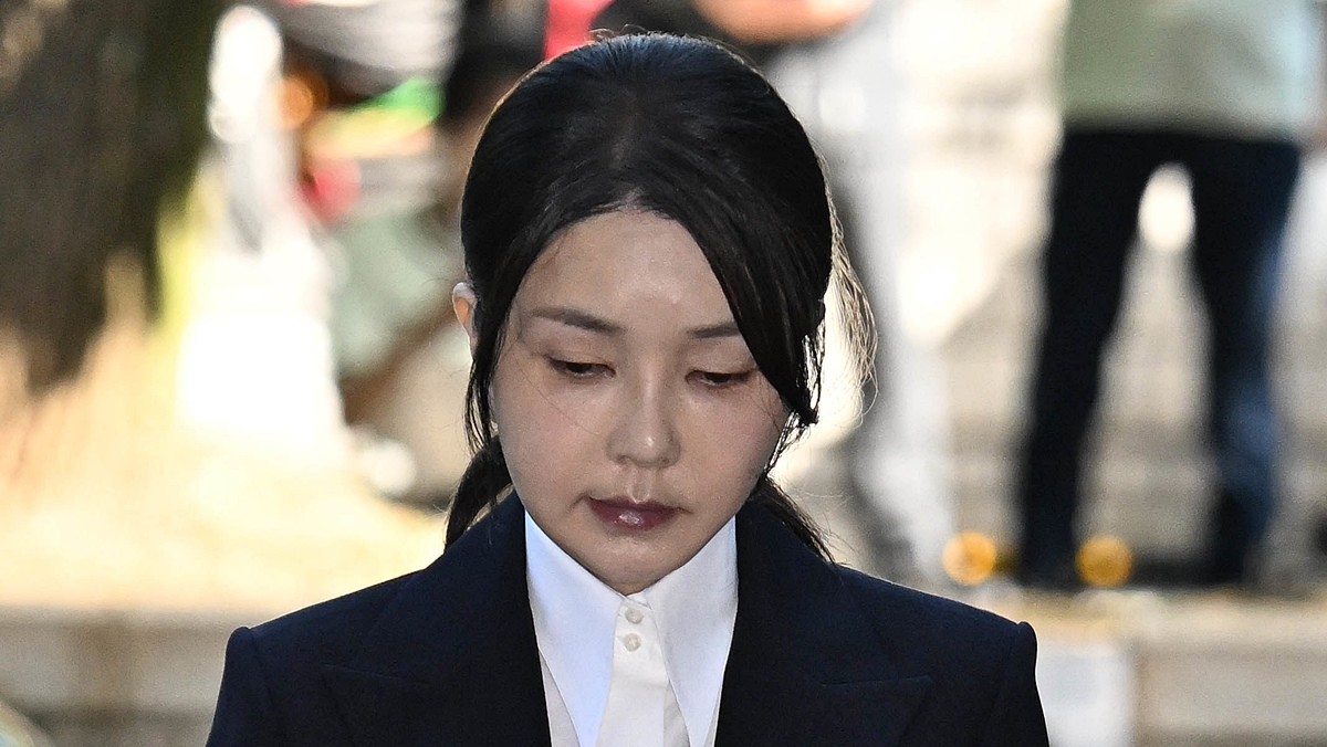 윤석열 전 대통령 부인 김건희 여사가 12일 오전 서울 서초구 서울중앙지법에서 열린 자본시장과 금융투자업에 관한 법률 위반 및 정치자금법 위반 혐의 등의 구속 전 피의자 심문(영장실질심사)에 출석하고 있는 모습 / 뉴스1