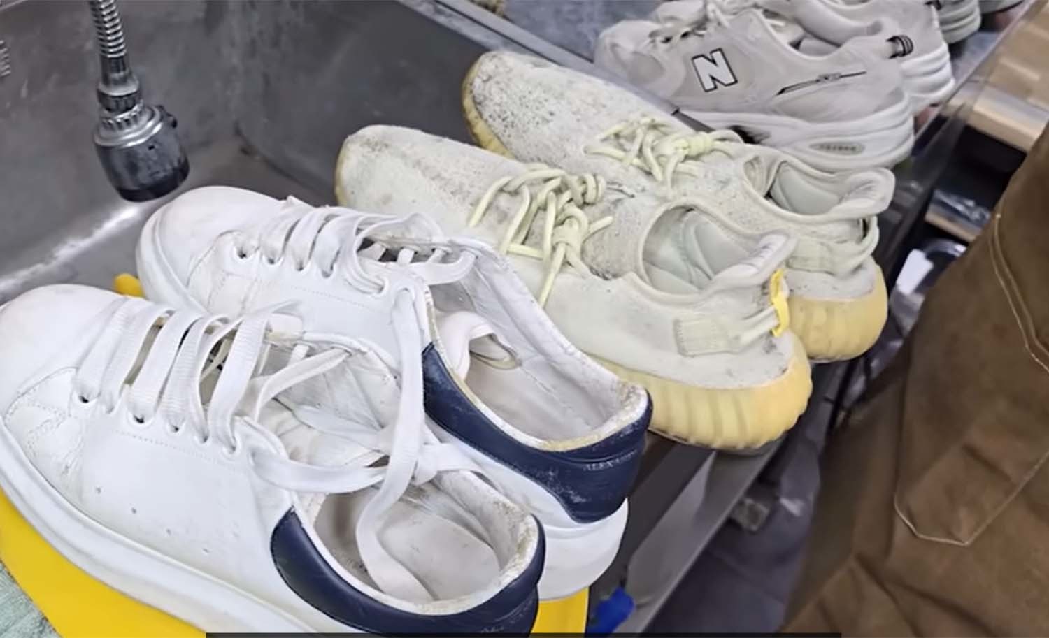 신발 세탁의 3단계는 전처리, 본 세탁, 후처리다. / '세탁설' 유튜브