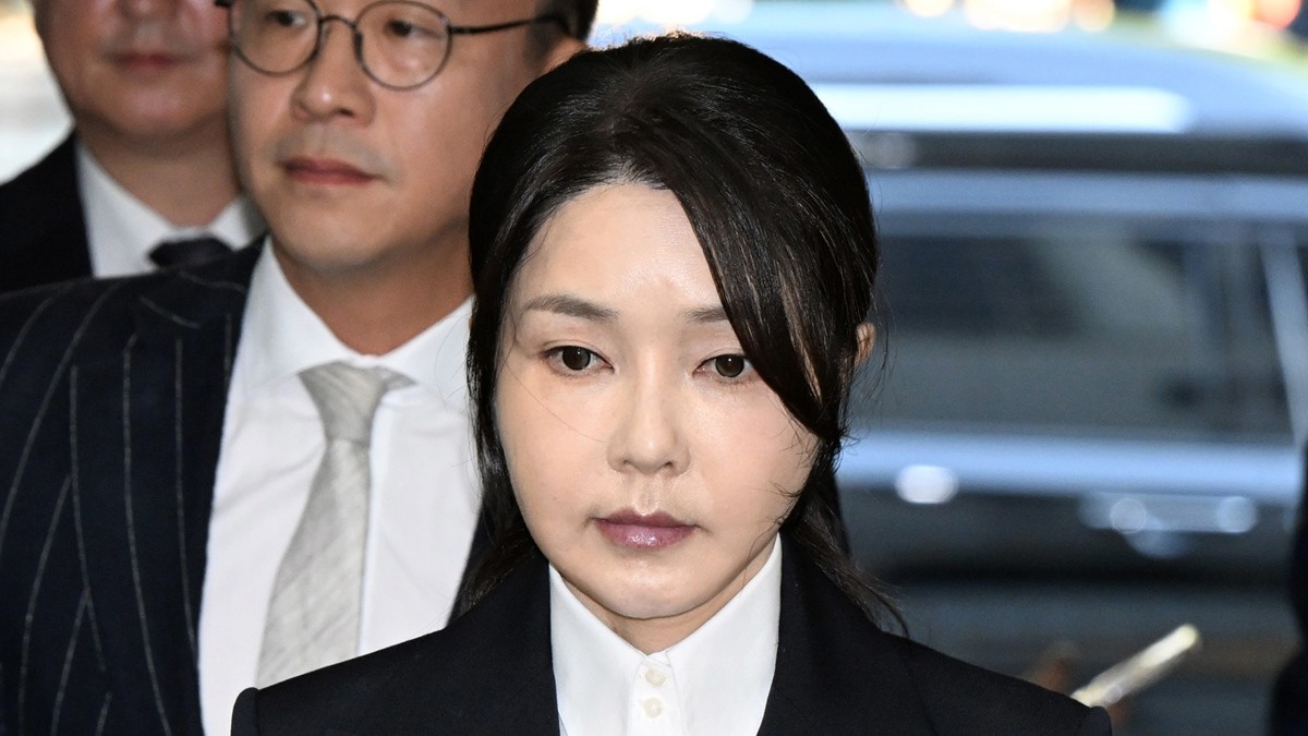 윤석열 전 대통령 부인 김건희 여사가 12일 오전 서울 서초구 서울중앙지법에서 열린 자본시장과 금융투자업에 관한 법률 위반 및 정치자금법 위반 등의 혐의 구속 전 피의자 심문(영장실질심사)에 출석하고 있다. / 뉴스1