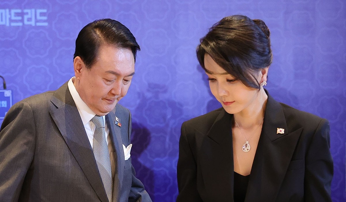 윤석열 전 대통령과 김건희 여사가 지난 2022년 6월 나토 순방 기간 스페인의 한 호텔에서 열린 동포 초청 만찬간담회에 참석한 모습. 김 여사가 명품 브랜드 목걸이를 착용하고 있다. / 뉴스1