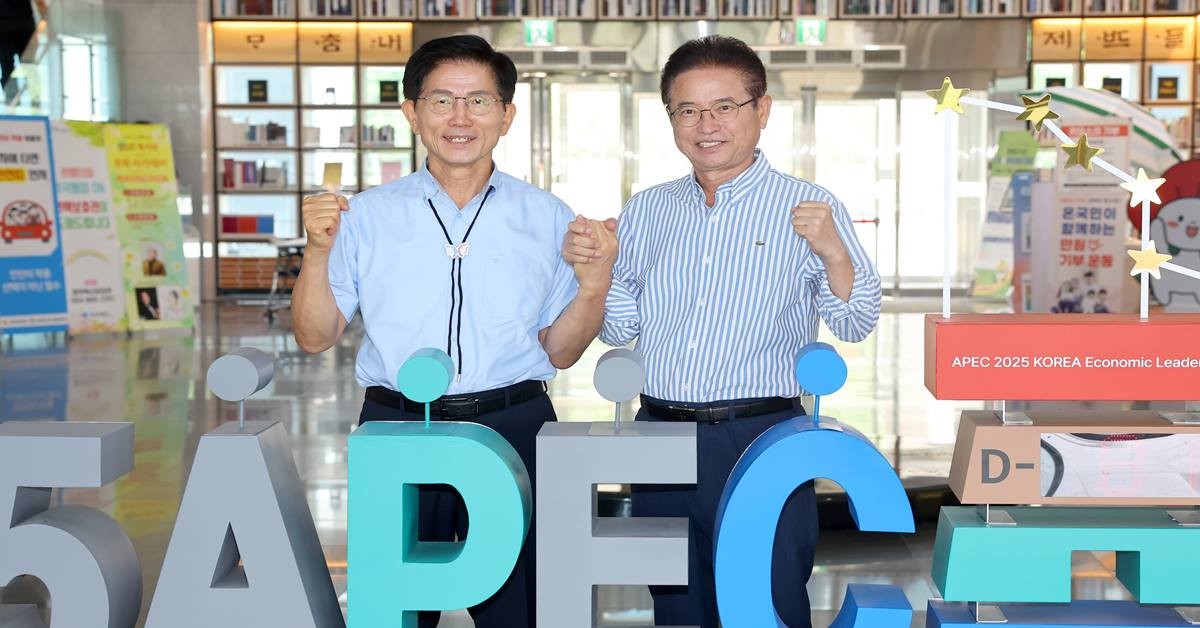 이철우 경상북도지사는 11일 경북도를 찾은 김문수 국민의힘 당 대표 후보를 만나 APEC 성공개최 등 도정 주요 현안에 관해 의견을 나눴다./경북도