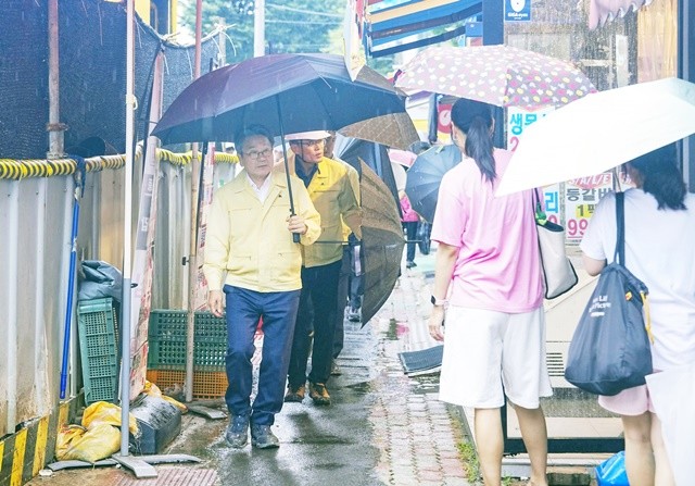 강기정 광주광역시장이 12일 오전 서구 금호동 도시철도2호선 상수도 누수피해 현장을 찾아 복구상황을 점검하고 있다./광주광역시 제공