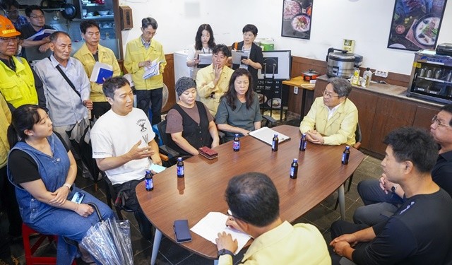 강기정 광주광역시장이 12일 오전 서구 금호동 도시철도2호선 상수도 누수피해 현장을 찾아 복구상황을 점검하고 피해상가 상인들의 애로사항을 청취하고 있다./광주광역시 제공