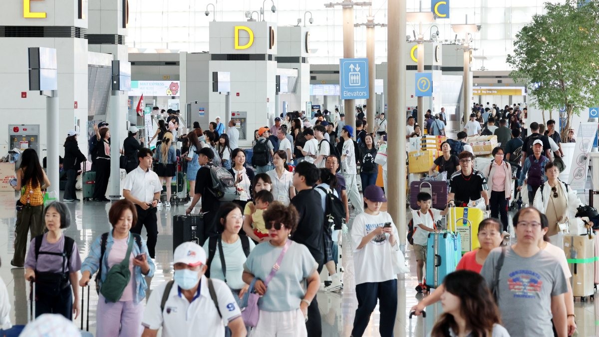 여행객들로 붐비는 인천공항 / 뉴스1