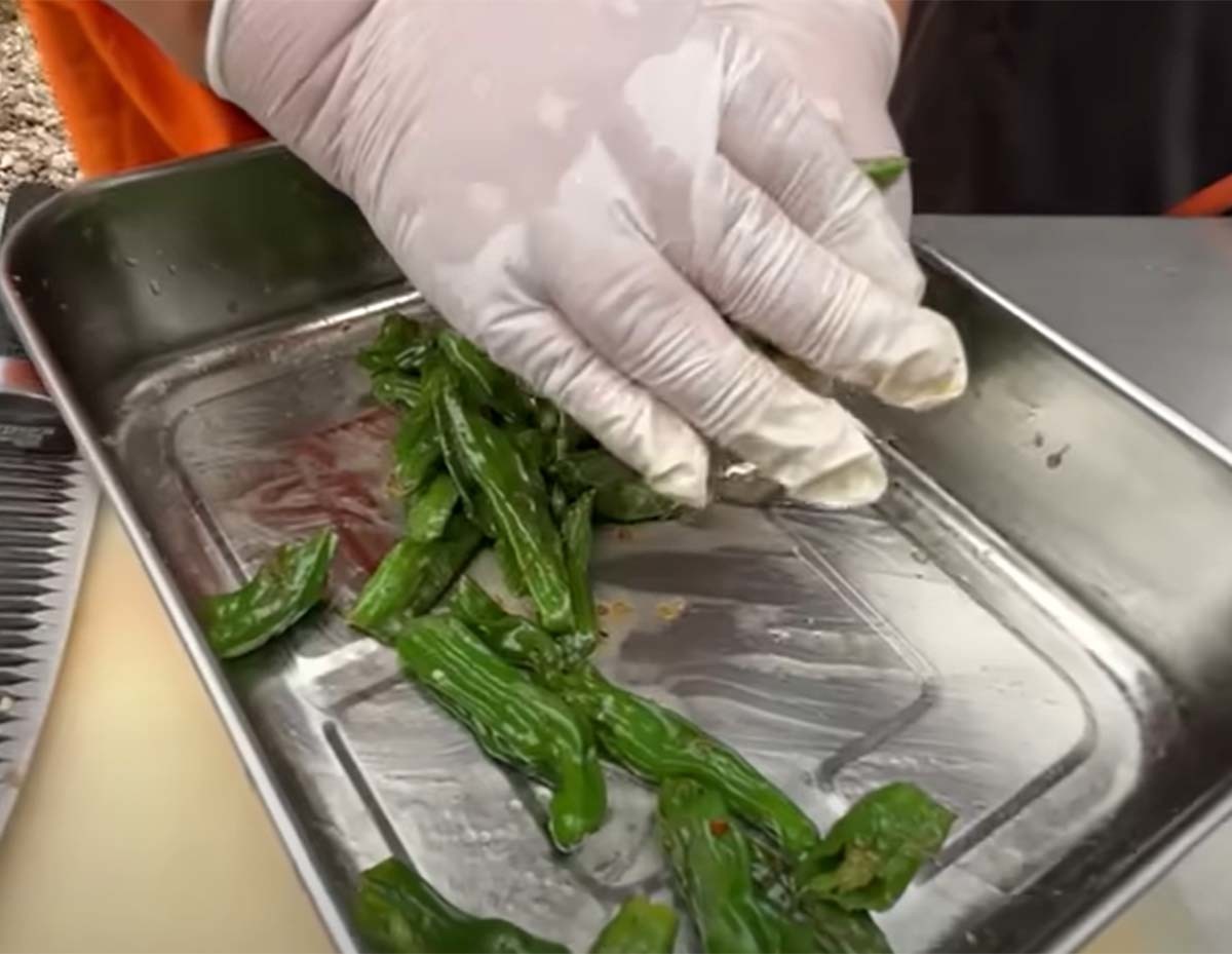 손예순 할머니가 만든  ‘꽈리고추 멸치볶음’의 핵심은 꽈리고추를 짜서 물을 없애는 것이다. / '전국집밥자랑' 유튜브