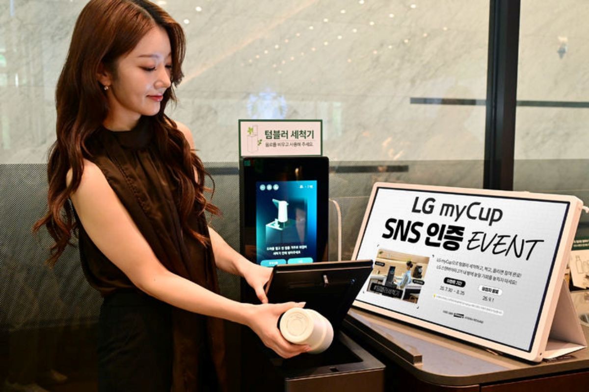 LG전자는 8월 27일까지 텀블러 사용 문화 확산을 위해 텀블러 전용 세척기 'LG 마이컵' 사용 인증 이벤트를 연다고 지난달 30일 밝혔다. 사진은 'LG 마이컵'을 사용하는 모습. / LG전자 제공
