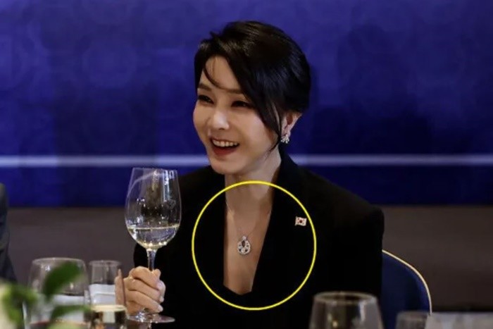 목걸이와 시계가 묻는 질문 / 사진제공=대통령실