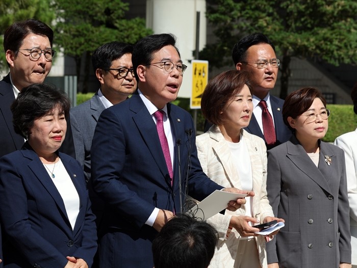 송언석 국민의힘 비상대책위원장 겸 원내대표와 의원들이 지난달 11일 오후 서울 서초구 서울중앙지방법원에서 특별검사팀의 의원실 압수수색을 규탄했다. / 뉴스1