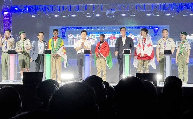 지난 8일 청소년수련원에서 열린 '2025 전남 국제 청소년 야영대회'에서 주요 내빈들이 개영식 선포 포퍼먼스를 하고 있다.