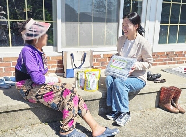 순천시치매안심센터 관계자가 치매어르신 가정에 영양식 등 건강꾸러미를 전달하고 있다.