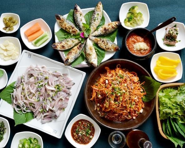 망덕포구에서 전어회, 전어회무침, 전어구이 등을 코스로 즐길 수 있다.