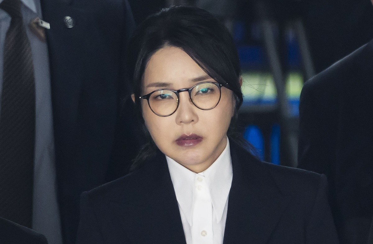 윤석열 전 대통령 부인 김건희 여사가 12일 오후 서울 서초구 서울중앙지법에서 열린 구속 전 피의자 심문(영장실질심사)를 마치고 나오고 있다. / 뉴스1