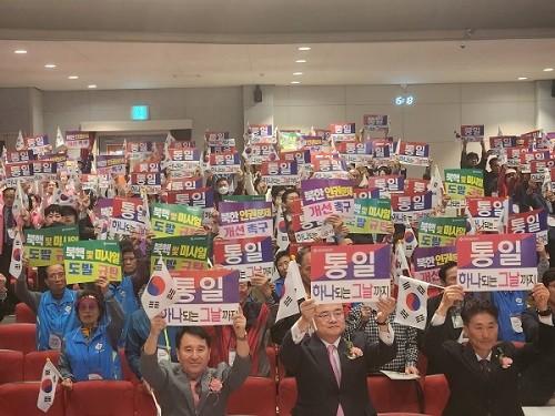 민족통일충북도협의회 회원들이 24년 충북도대회에서 남북통일을 기원하는 퍼포먼스를 진행하고 있다. / 민족통일충청북도협의회
