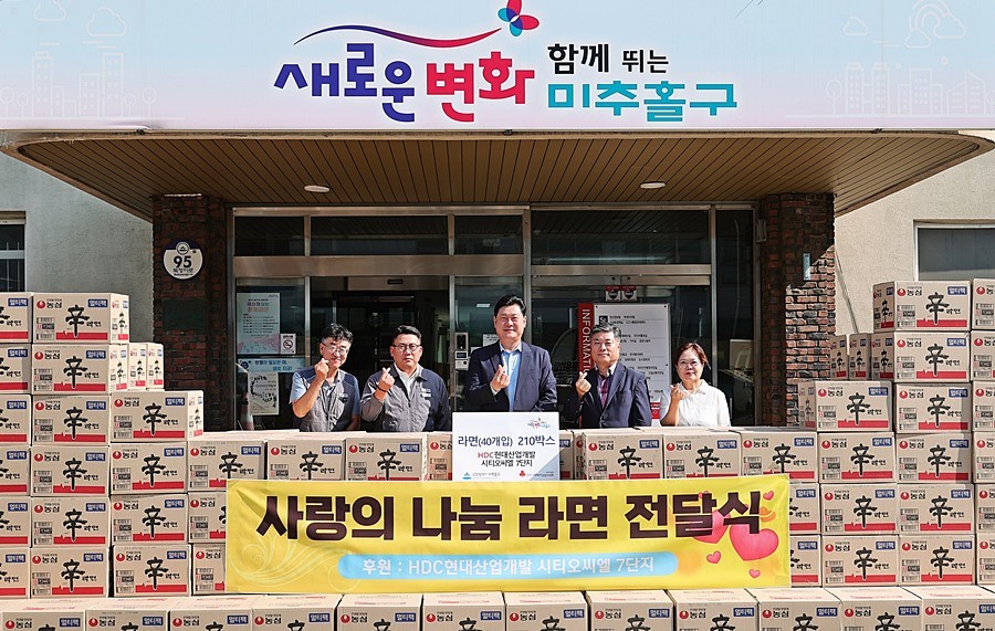 이영훈 구청장(가운데)