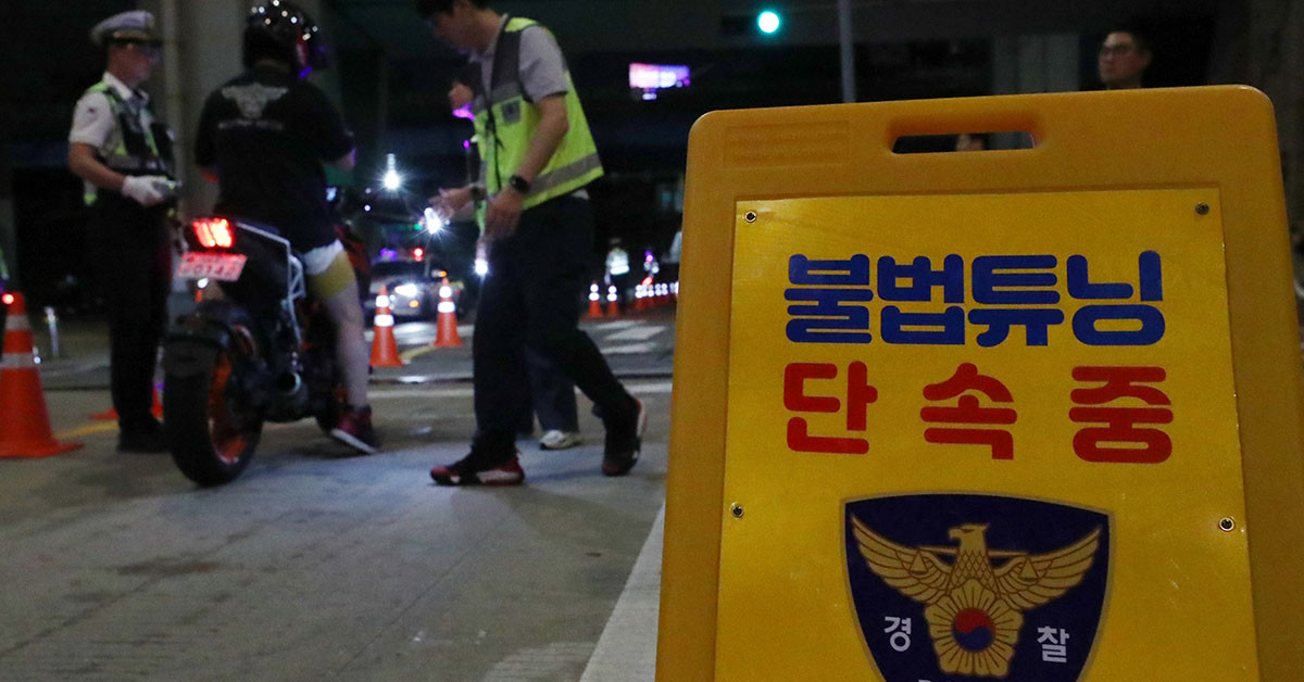 지난해 광복절을 앞두고 진행된 불법 개조 단속. / 뉴스1