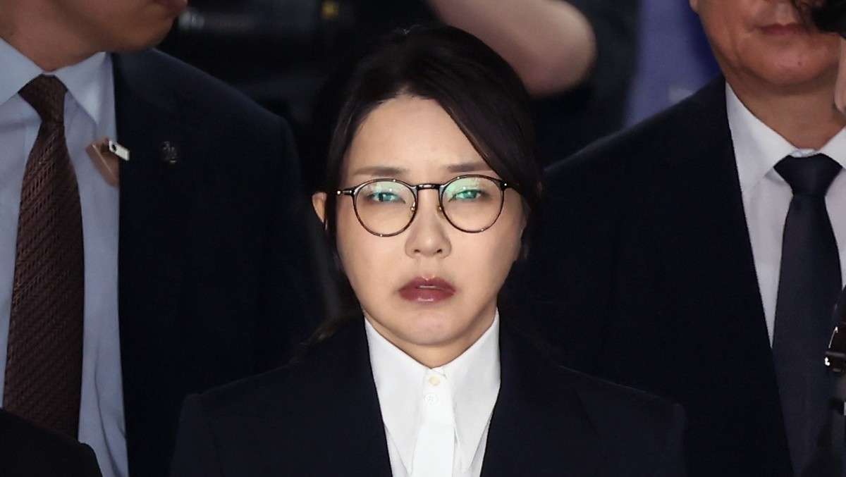 윤석열 전 대통령 부인 김건희 여사가 지난 12일 오후 서울 서초구 서울중앙지법에서 열린 구속 전 피의자 심문(영장실질심사)를 마치고 나오고 있는 모습 / 뉴스1
