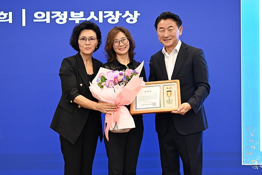 김동근 시장이 8월 13일 ‘미래가치 공유플러스+의 날’ 행사에서 유공 시민들에게 표창을 수여하고 함께 기념사진을 찍고 있다