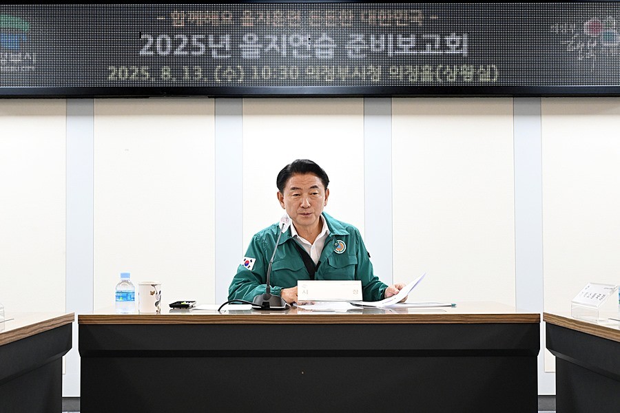 김동근 시장이 8월 13일 시청 의정홀에서 ‘2025년 을지연습 준비보고회’를 진행하고 있다