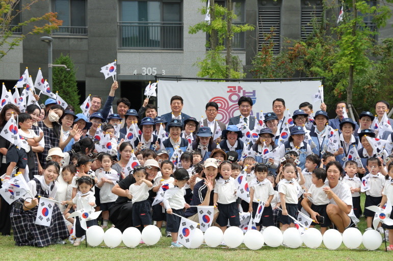 13일 전 세대 나라사랑 태극기 운동 성공 기념식에 참석한 배광식 대구 북구청장(맨 뒷줄 가운데), 한국자유총연맹 대구북구지회 관계자, 힐스테이트데시앙 도남3단지 주민들이 기념촬영을 하고 있다. / 대구 북구 제공