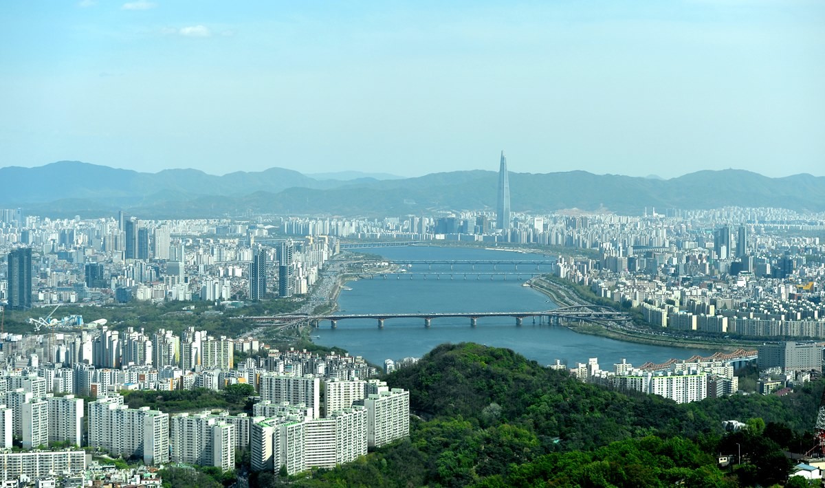 서울 한강 모습. 기사 이해를 돕기 위한 자료 사진. 서울시가 서울시민을 대상으로 주거비 지원 사업을 진행하고 있다. 서울시에 따르면 서울과 수도권의 주거비 차액 수준인 월 최대 30만 원을 2년간 지원한다. 2년간 최대 720만 원을 지원받을 수 있는 금액이다. / 뉴스1