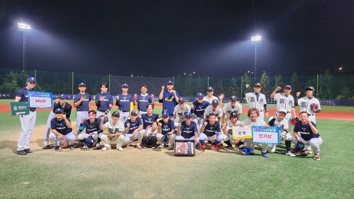 지난 11일 고양시 장항야구장에서 열린 더킴로펌배 제19회 한스타 연예인 야구대회 16주차 공놀이야(왼쪽)와 청춘야구단의 경기에서 공놀이야가 16-5로 승리했다./한스타미디어