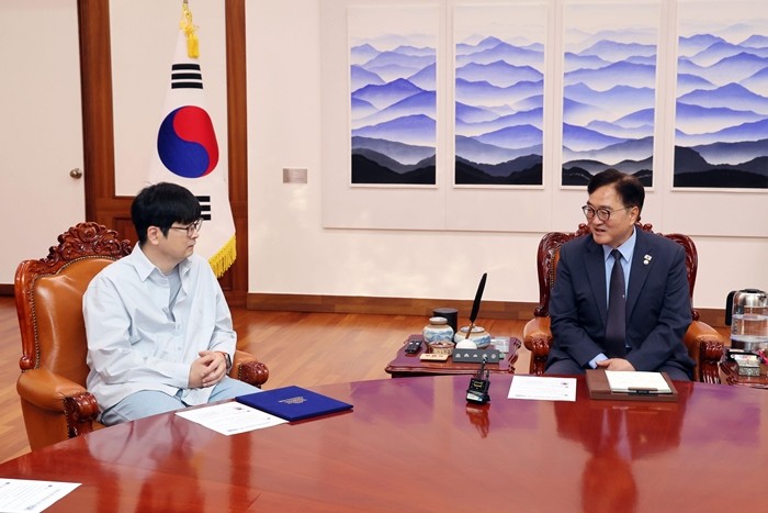 우원식 국회의장(오른쪽)이 지난달 12일 서울 여의도 국회에서 탁현민 전 청와대 의전비서관을 국회의장 행사기획자문관으로 위촉, 환담하고 있다. / 뉴스1