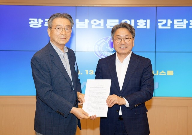 김성 광주전남 언론인회장(왼쪽)이 13일 강기정 광주시장에게 구 전남도청 내 ‘언론검열관실’ 복원 사업 추진에 대한 적극적인 협조를 요청하는 공문을 전달한 뒤, 함께 기념촬영을 하고 있다.