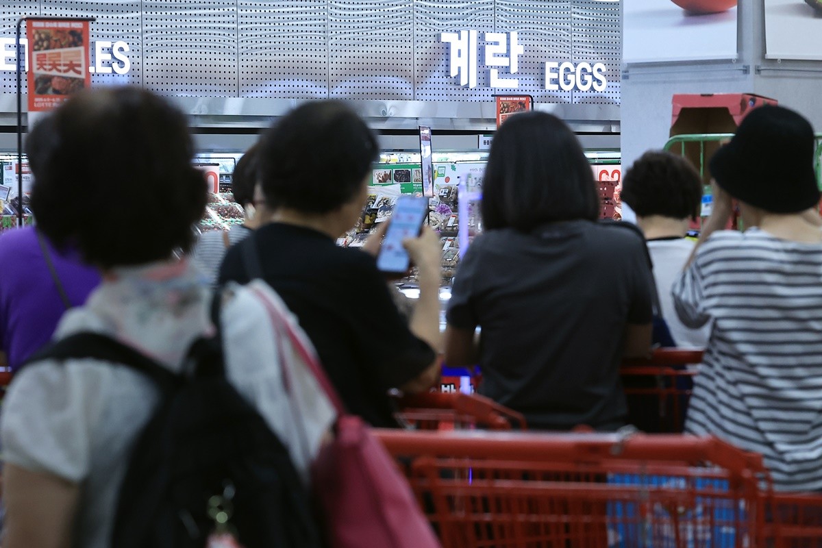30입 계란 한 판 4990원 단 하루 특가 행사가 열린 지난 6월 서울 중구 한강대로 롯데마트 제타플렉스 서울역점을 찾은 고객들이 마트 오픈을 기다리고 있는 모습 / 뉴스1