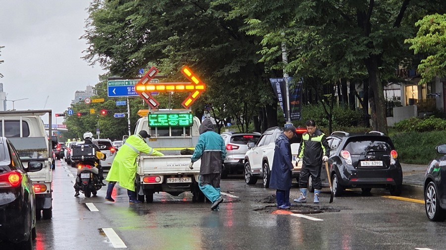 도로응급보수 진행 중인 마두동 720번지