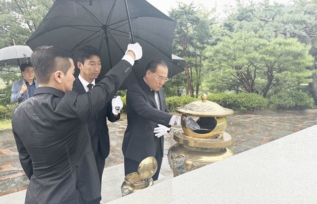 3일 고 김대중 대통령 묘역을 참배하고   있는 이개호 의원