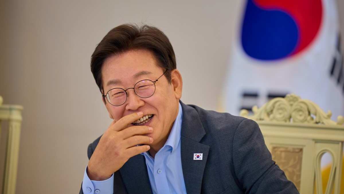 이재명 대통령이 지난 12일 서울 용산 대통령실 청사에서 열린 신임 국무위원 임명장 수여식을 마친 뒤 참석자들과 환담하고 있다. / 이재명 대통령 SNS