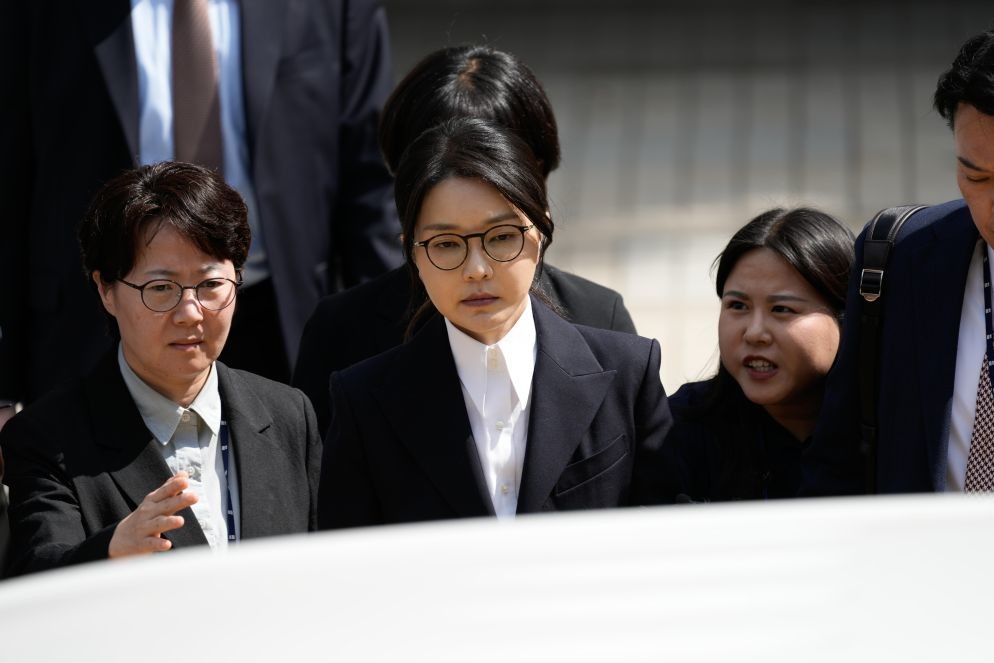 김건희 여사가 12일 오후 구속 전 피의자 심문(영장실질심사)을 마치고 법원을 나서고 있다.<자료사진> / 뉴스1