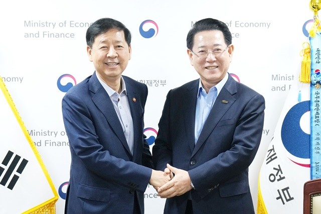 김영록 전라남도지사가 13일 오전 정부서울청사에서 구윤철 경제부총리 겸 기획재정부 장관과 면담을 갖고 전남도 핵심 사업 해결을 위한 건의 및 협조를 요청하고 있다. / 전남도