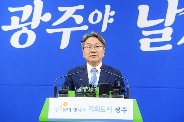 강기정 광주광역시장이 13일 시청 브리핑룸에서 ‘국정과제 반영 성과 브리핑’을 하고 있다./광주광역시 제공