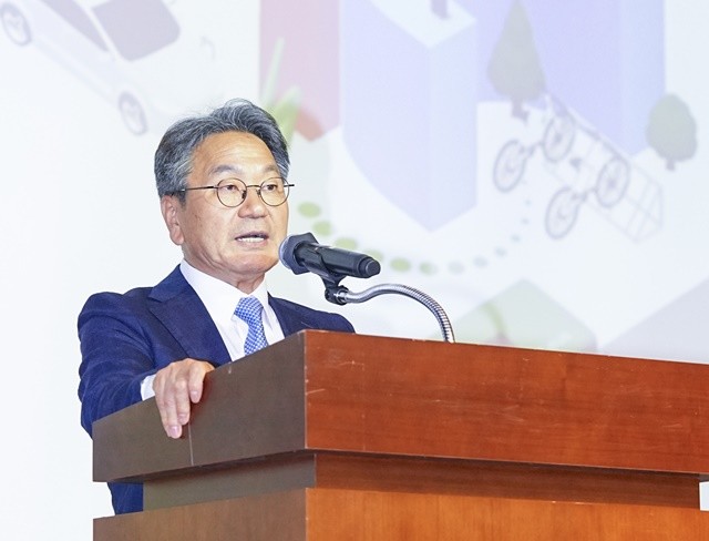 강기정 광주광역시장이 13일 오후 서구 김대중컨벤션센터에서 열린 탄소중립 시민실천단 '빛고을 넷제로 프렌즈 발대식'에 참석해 축사를 하고 있다./광주광역시 제공