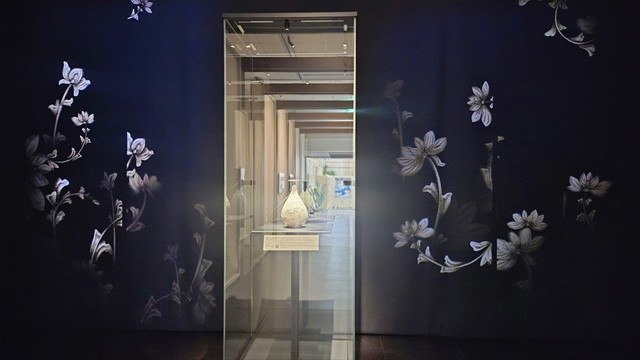 ‘보물 1067호 분청사기 상감인화 연꽃 넝쿨무늬 병’