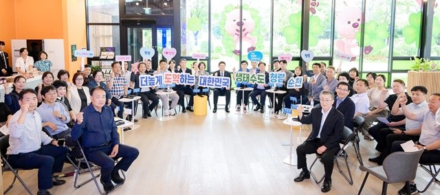 노관규 순천시장을 비롯해 민관청렴실천협의체 간담회에 참석한 단체장들이 청렴 실천 의지를 담은 플래카드 퍼포먼스를 펼치고 있다.
