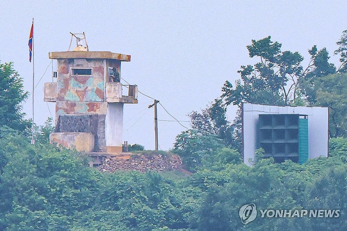 북한 초소와 대남확성기 / 연합뉴스