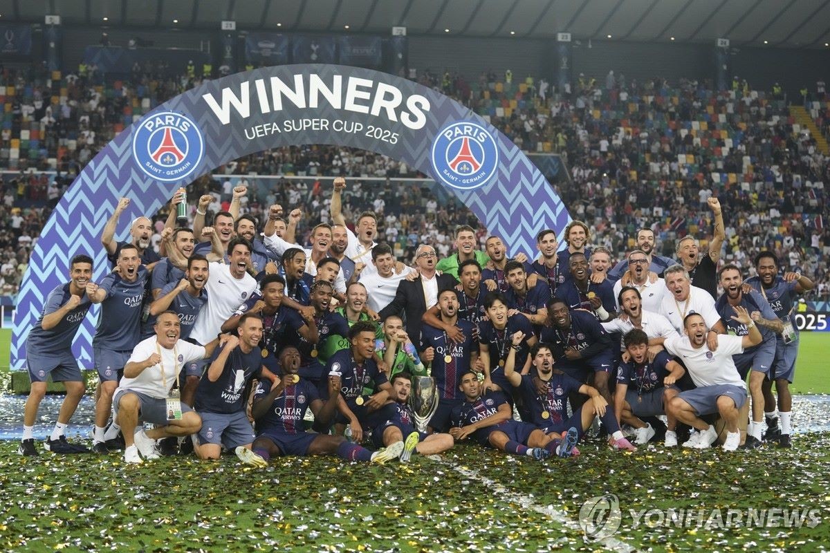 한국 축구의 희망 이강인이 프랑스 프로축구 파리 생제르맹(PSG)의 첫 공식전이자 올 시즌 첫 트로피를 획득한 유럽축구연맹(UEFA) 슈퍼컵에서 맹활약을 펼쳤다. 이강인은 14일(한국 시각) 이탈리아 우디네의 스타디오 프리울리에서 열린 토트넘(잉글랜드)과의 2025 UEFA 슈퍼컵에서 0-2로 뒤지던 후반 40분 추격골을 넣었다. / AP=연합뉴스