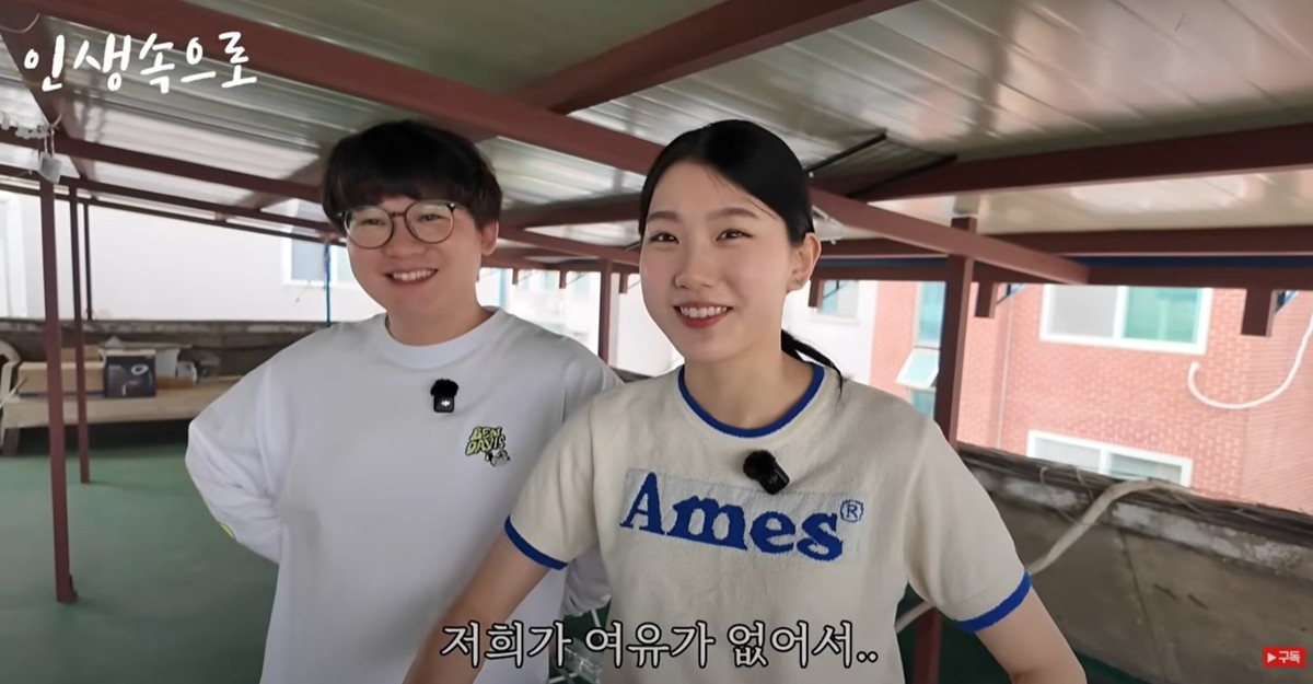 이하 김명균(왼쪽), 코나미 씨 부부. / 유튜브 채널 '인생속으로'