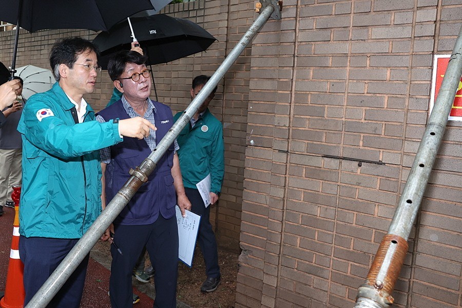 풍동 숲속마을 5단지 인근 전도위험으로 통제 중인 옹벽 점검에 나선 이동환 고양특례시장