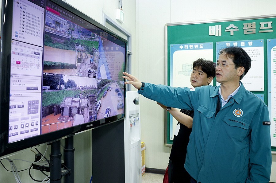 강매배수펌프장 현장점검 중인 이동환 고양특례시장