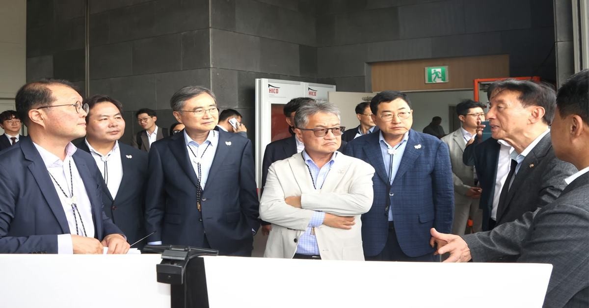 13일 경주화백컨벤션센터(HICO)에서 열린 APEC 정상회의 준비 현장 점검에서 조현 외교부 장관이 김석기 국회 외통위원장의 설명을 듣고 있다./경주시