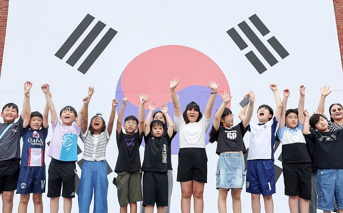 제80주년 광복절을 하루 앞둔 14일 서울 서대문형무소역사관을 찾은 어린이들이 '대한독립만세'를 외치고 있다. 기사 이해를 돕기 위한 자료 사진이다. 전국국공립유치원교사노조는 광복 80주년 맞아 일본식 명칭인 유치원을 '유아학교'로 변경해야 한다고 촉구했다.     전국국공립유치원교사노조는 보도자료를 통해 '법적으로 유치원은 학교임에도 불구하고 명칭에 학교가 빠져 있어 교육기관으로서의 위상을 온전히 전달하지 못하고 보육·돌봄 기관으로 오해받는 현실이 지속되고 있다'라고 지적했다.        / 뉴스1