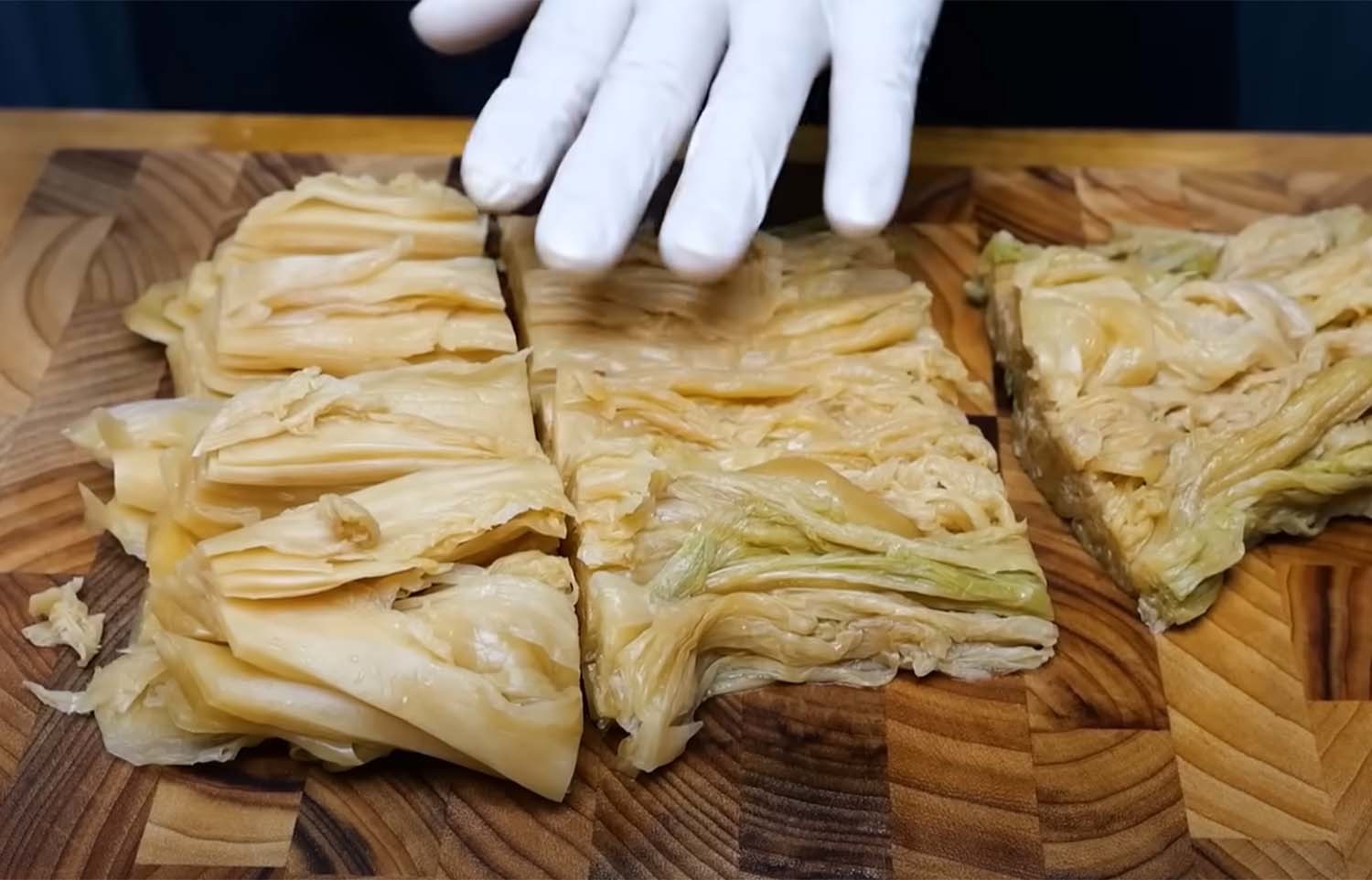 묵은지는 3등분 해 손으로 찢는다. / '김대석 셰프TV' 유튜브