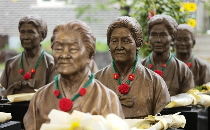 '일본군 위안부 피해자 기림의 날'인 14일 경기 광주시 퇴촌면 나눔의집에 위안부 피해자 할머니들의 흉상에 동백꽃 목걸이가 걸려 있다. 올해 8회째를 맞은 기림의 날은 1991년 8월 14일 고(故) 김학순 할머니가 피해 사실을 최초로 공개 증언한 날을 기념해 2017년 국가기념일로 지정됐다. 현재 정부에 등록된 일본군 '위안부' 피해자 240명 중 생존자는 6명이다. / 뉴스1