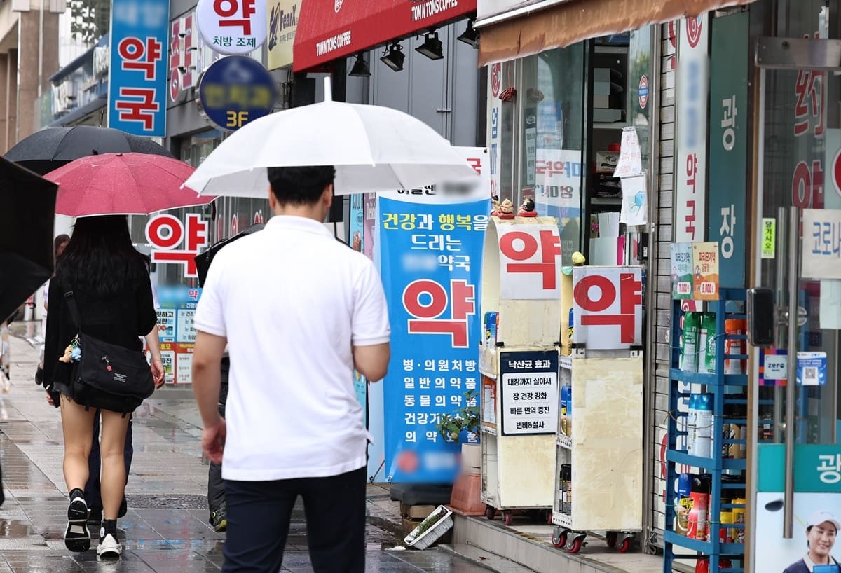 길거리에 늘어선 동네 약국들 / 뉴스1
